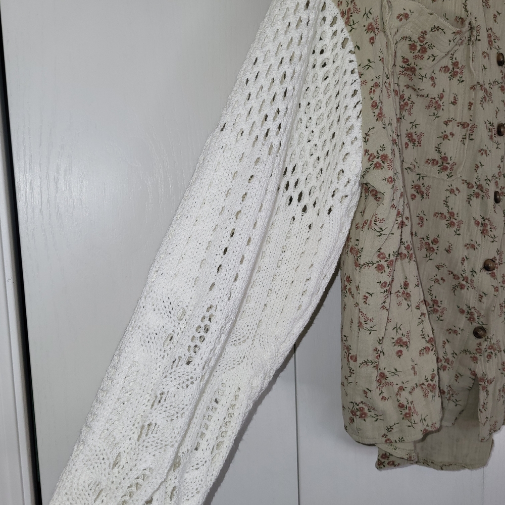 POL Med- EUC- Sage Green With Delicate Floral Print, Cream Crocheted Sleeves - Picture 4 of 6